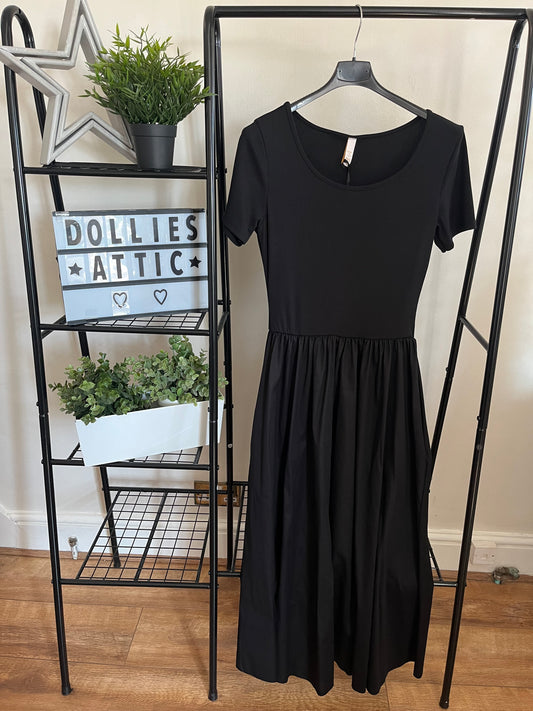 Black capped sleeved ribbed dress